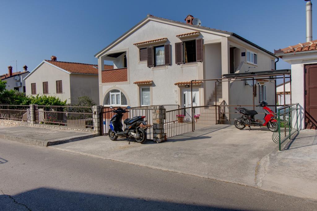 Apartment Nikolina Mali Losinj Bagian luar foto