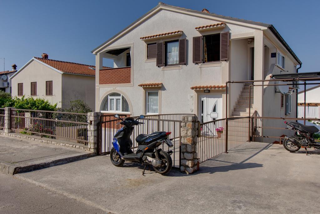 Apartment Nikolina Mali Losinj Bagian luar foto